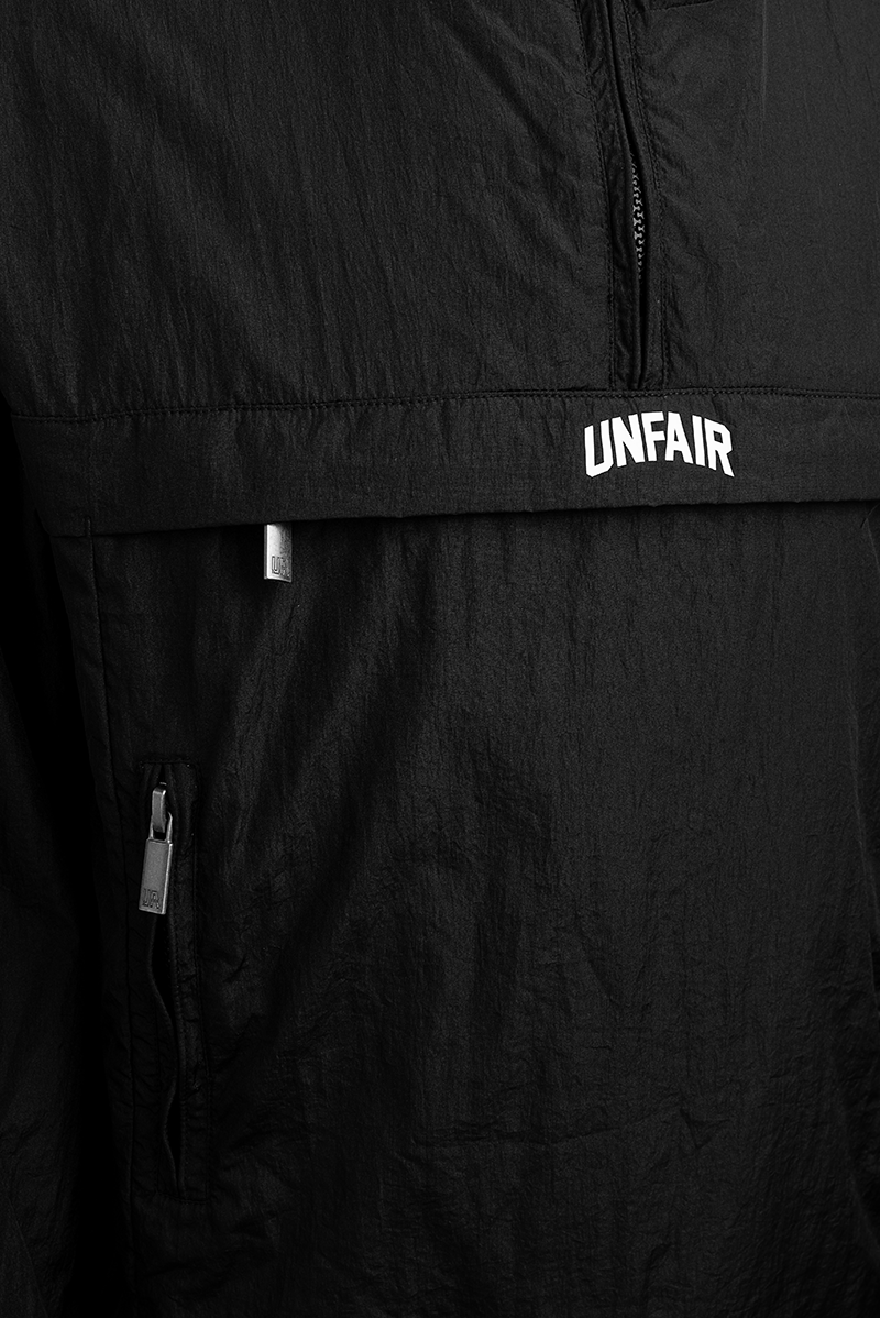 Curved Windrunner von UNFAIR ATHLETICS