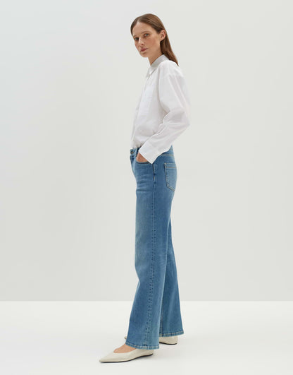 Long Flared Jeans CARIE ICONIC Mid Rise aus nachhaltigem Baumwoll-Mix von SOMEDAY